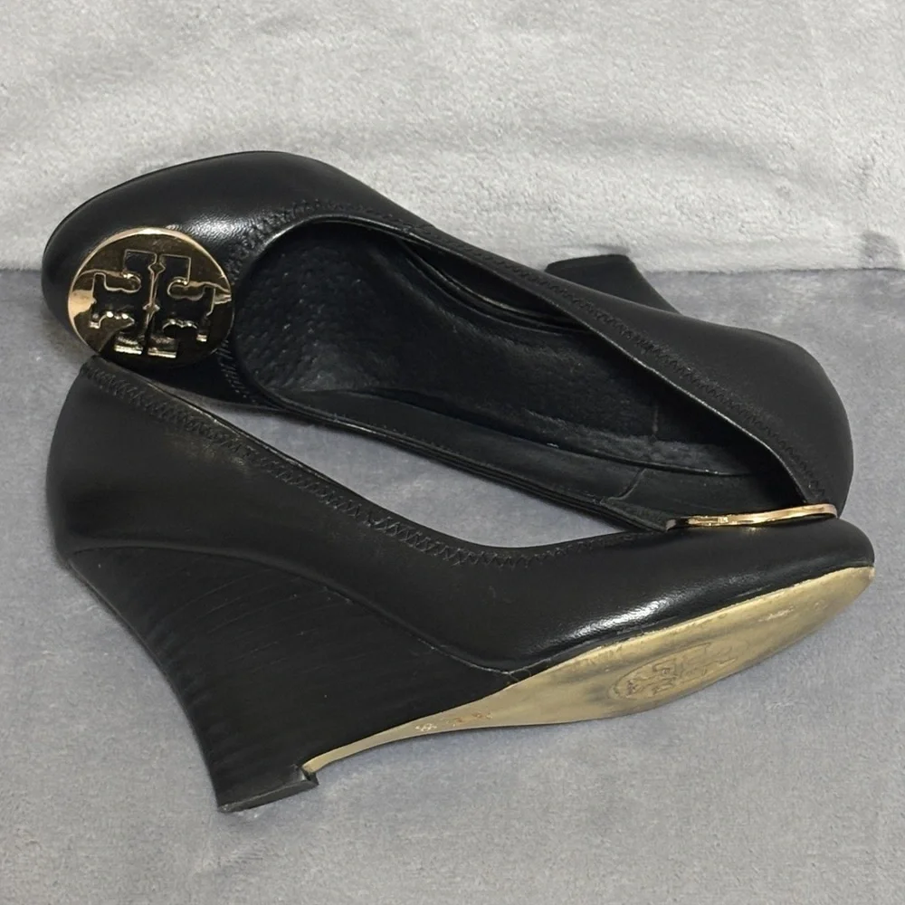 Tory Burch Black Gold Logo Wedge Heels 7.5 Designer Classic Pump